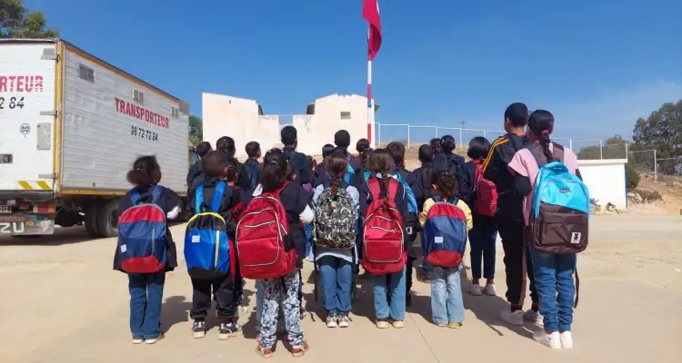 Un millier de sacs scolaires offerts par Tunisie Telecom et Al Madaneya : un soutien essentiel à l’éducation