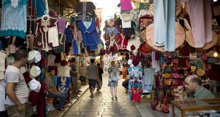 رئاسة الحكومة تدعو هياكلها إلى تخصيص نسبة 20٪ من ميزانيتها لاقتناء صناعات تقليدية