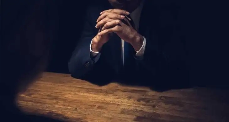 القصرين: إيقاف شخص أوهم الجميع أنه مدير ديوان رئيس الحكومة وأسدى أوامر وأجرى زيارات