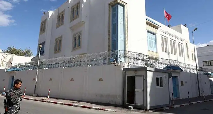 سفارة تونس بطرابلس تدعو الجالية التونسية إلى المكوث في المنازل