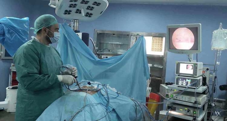 Tunisie : Première chirurgie réussie de la colonne vertébrale par voie endoscopique