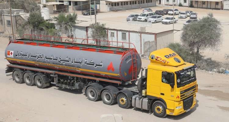 Un premier camion de carburant venant d’Egypte entre à Gaza