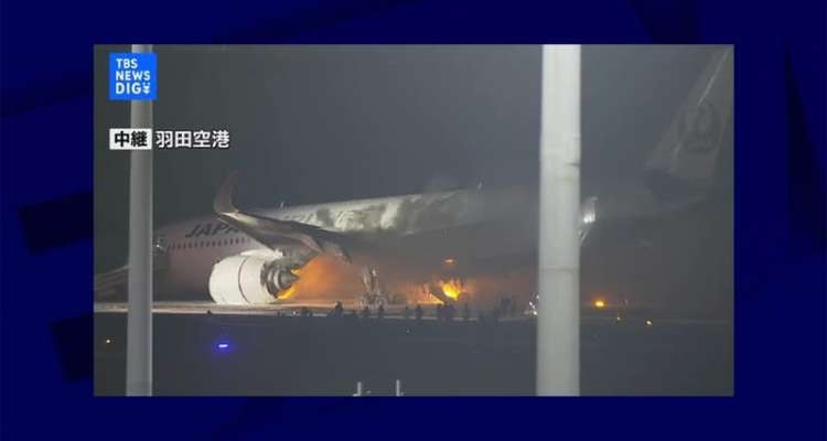 Un avion de ligne prend feu sur la piste de l’aéroport de Tokyo-Haneda