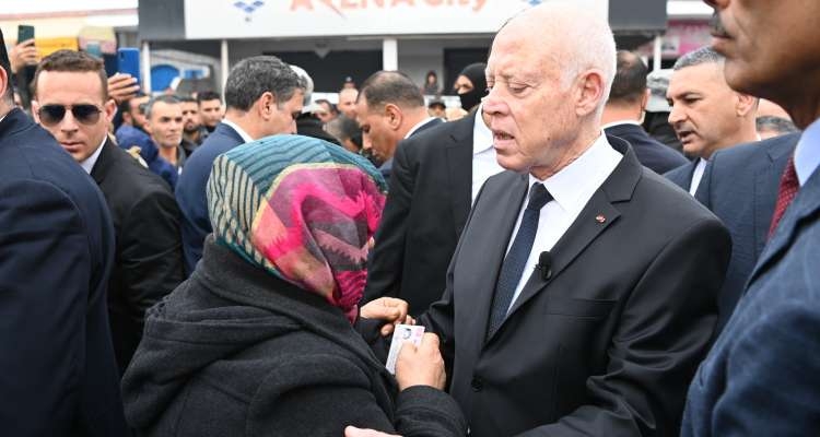 Kais Saied, la ritournelle des bains de foule