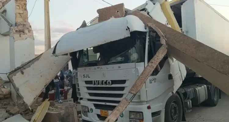 Un poids-lourd libyen dévie et détruit des arcades historiques à Gabès