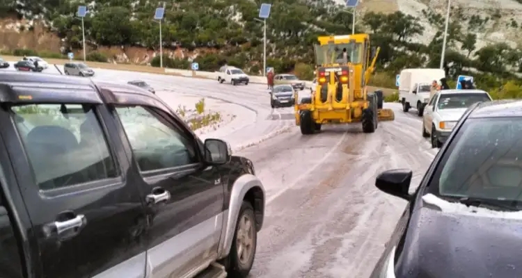 Tunisie : Une route principale bloquée par le verglas à Béja