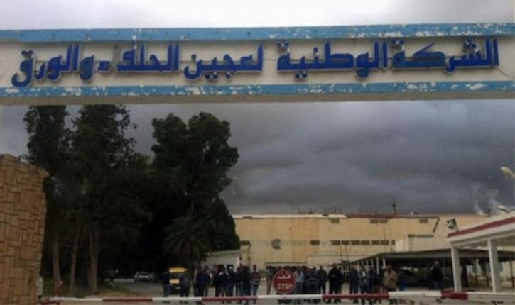 احتجاجا على تأخر صرف أجورهم: عمال وإطارات شركة الحلفاء والورق بالقصرين يغلقون الطريق و يحرقون العجلات المطاطية