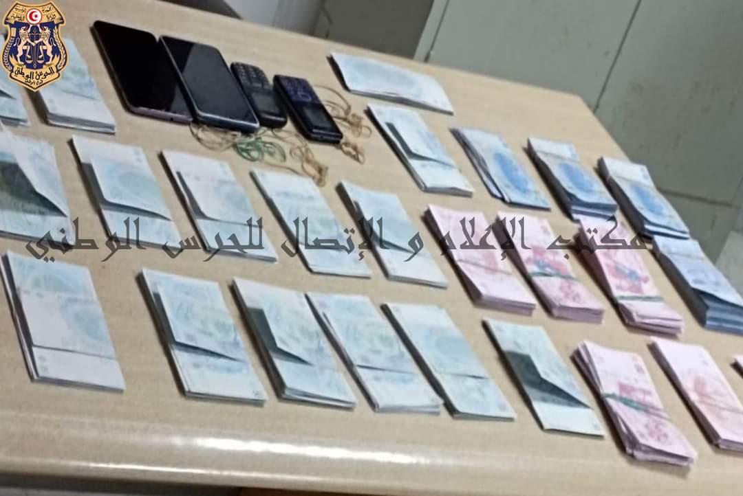 القيروان: إيقاف متحيلين وحجز أموال مزيفة بحوزتهم