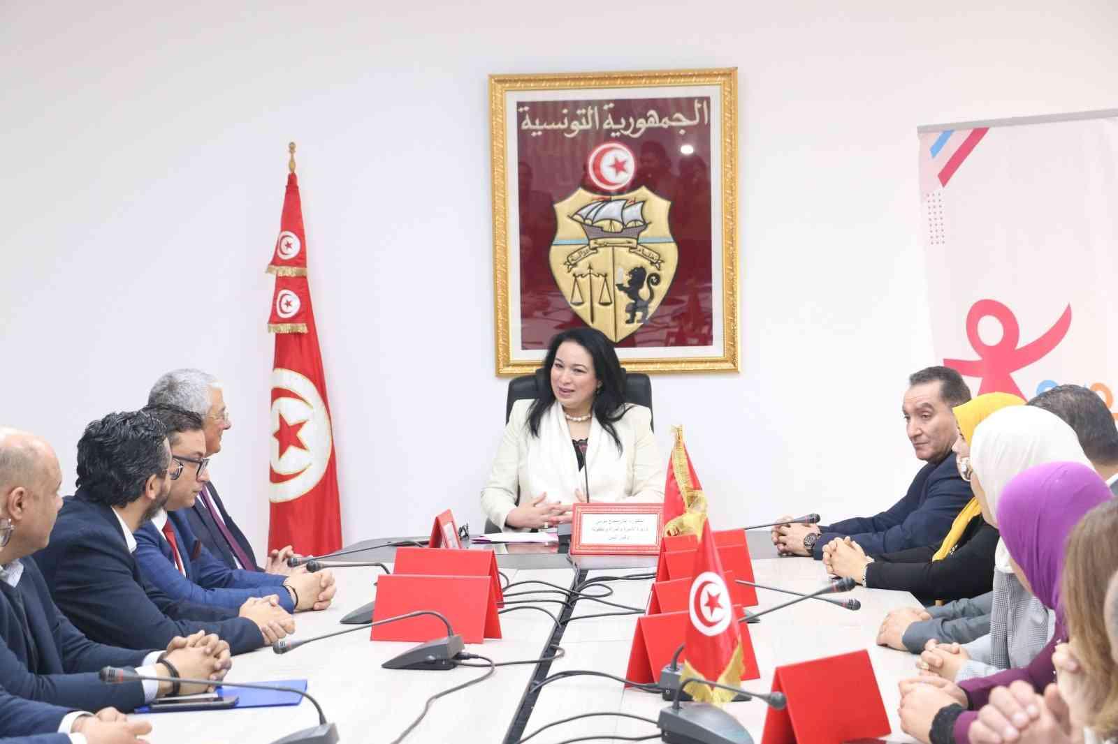إمضاء مذكرة تفاهم بين 13 مجمعا تنمويا نسائيا وعدد من المساحات التجارية الكبرى