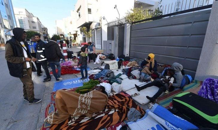 اليوم : عدد من اللاجئين ينفذون وقفة احتجاجية أمام مقر المفوضية السامية للاجئين