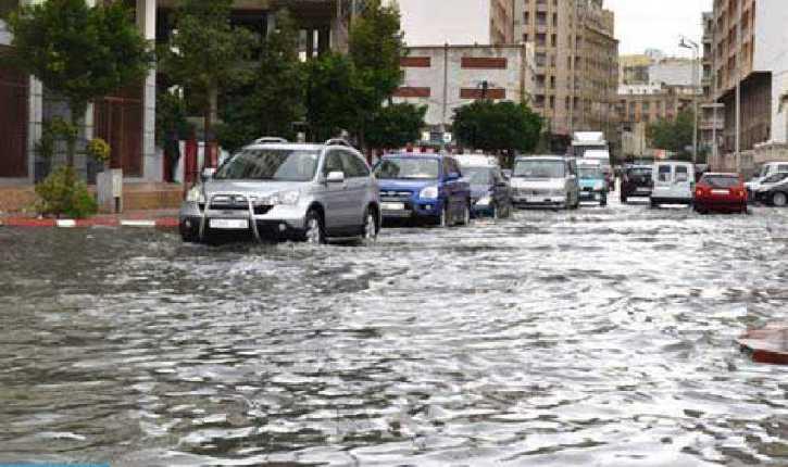 انقطاع حركة المرور بعدة طرقات