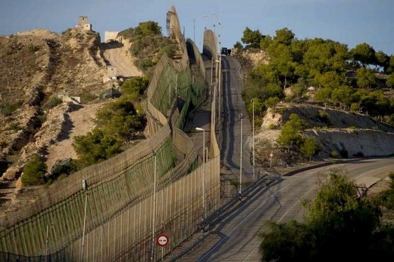 المغرب يبني سياجا على حدود مليلية وإسبانيا تستعين بقوات مراقبة حدود من دول أوروبية