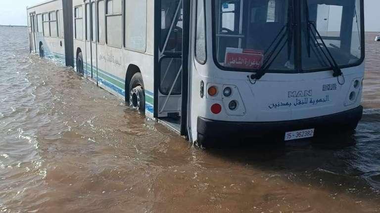 مدنين : البحر  يحاصر 105 مصطافا بشاطئ البياضة ببوغرارة بسبب قوة الرياح وطبيعة الشاطئ الرخوة (صور)