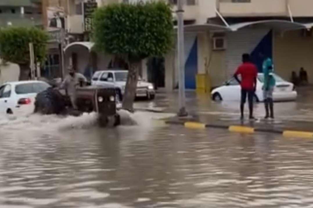 صور: ظاهرة غريبة ومحيّرة بمدينة زليتن الليبية.. تسرّب المياه من باطن الأرض يتسبب في غمر عديد المناطق والمنازل