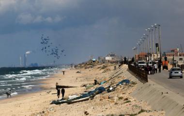 وفاة 12 فلسطينيًّا غرقًا خلال محاولة الحصول على طرود مساعدات ألقتها الطائرات في البحر