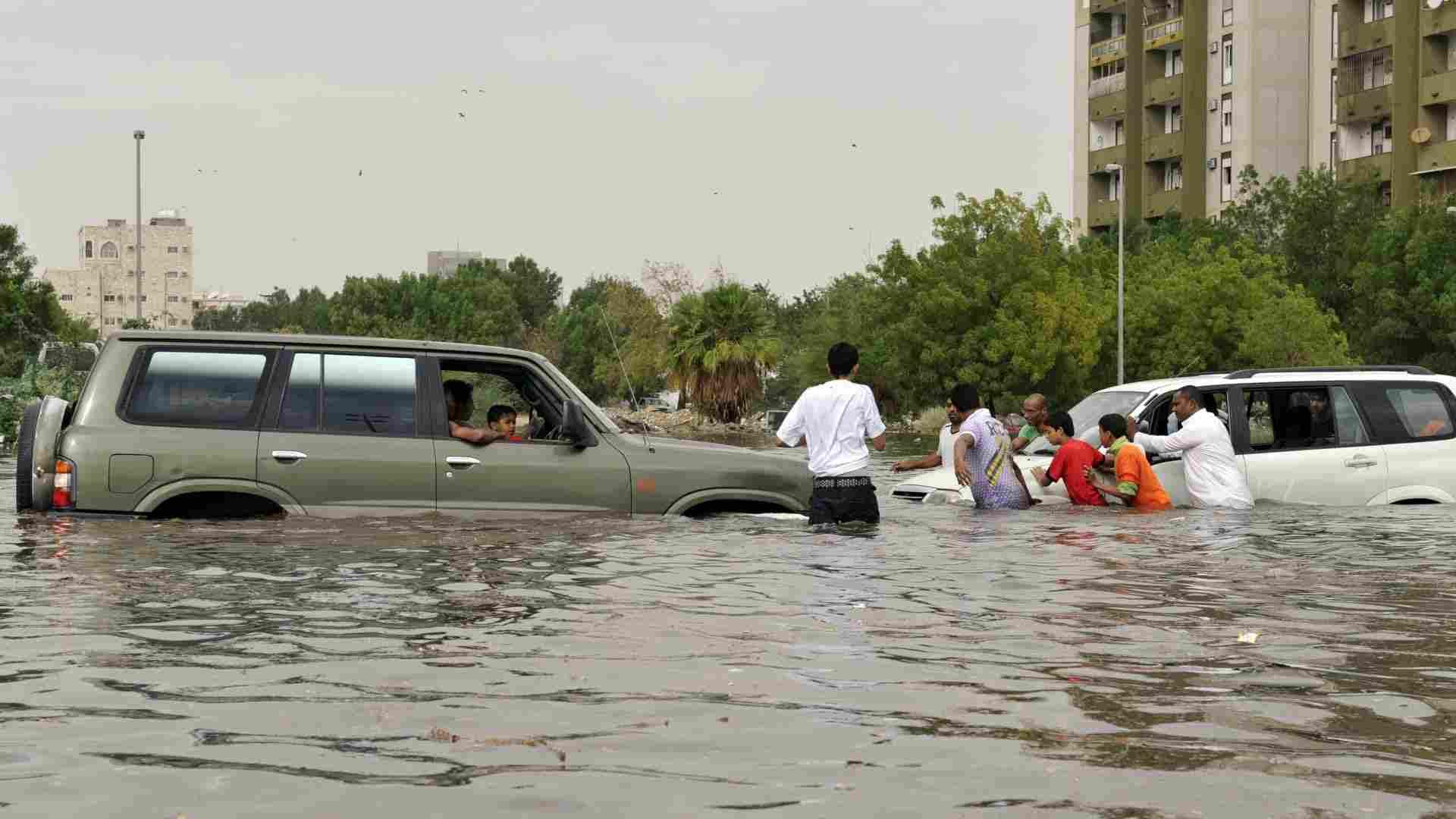 تعليق الدروس بالسعودية بسبب سيول جارفة من الأمطار