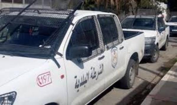 الشرطة البلدية بسوسة تمنع قطع شجرة وتفتح تحقيقاً في الحادثة