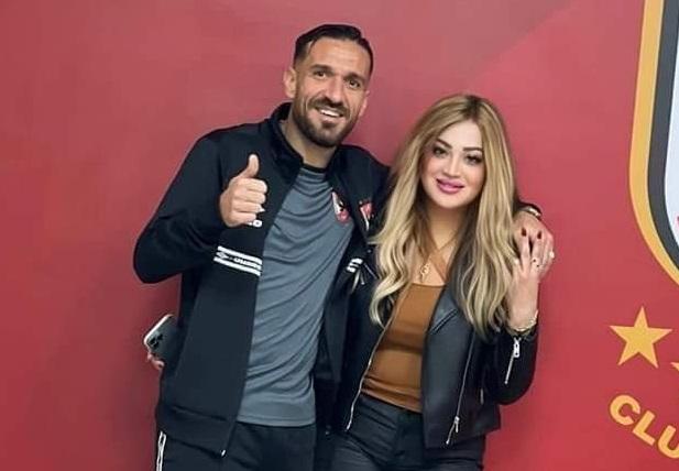 زوجة علي معلول تفتح النار على إدارة الأهلي المصري !!