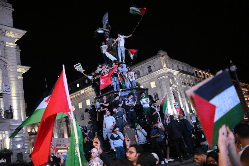 Des manifestants pro-Gaza sur le toit du Parlement australien