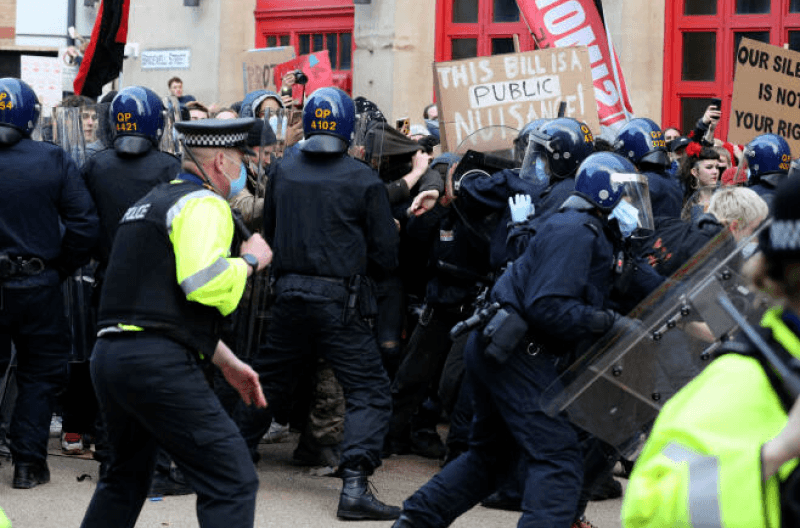 Royaume-Uni: Tension...affrontements et la police sur le qui-vive