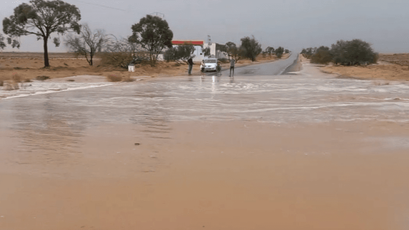 سيلان عدد من الأودية بالطريق الرابطة بين ذهيبة ورمادة