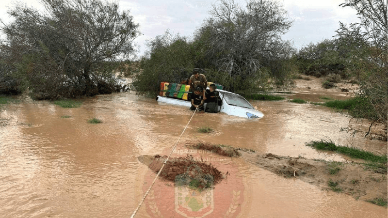 سيدي بوزيد: إنقاذ شابين جازفا بعبور واد بشاحنة خفيفة جرفتها المياه