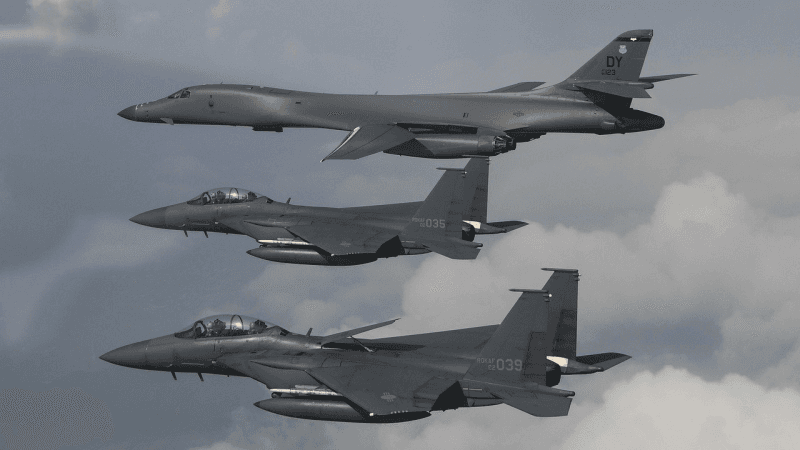 Des avions de combat américains F-15 arrivent au Moyen-Orient