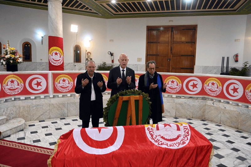 Kaïs Saïed au mausolée de Farhat Hached