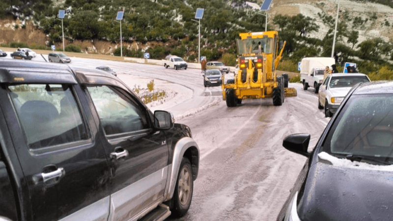 Béja: Denses chutes de grêle...trafic routier perturbé