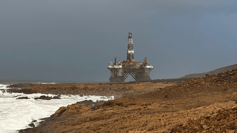 Une plateforme pétrolière échouée sur une plage à Bizerte