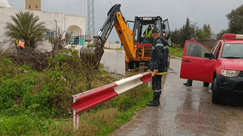 طبرقة: لجنة مجابهة الكوارث تتدخل ميدانيا إثر الأمطار وتدعو إلى الحذر