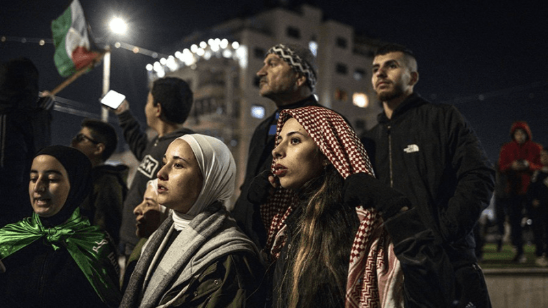 حشد من الفلسطينيين يترقبون إطلاق سراح معتقلين من سجن إسرائيلي