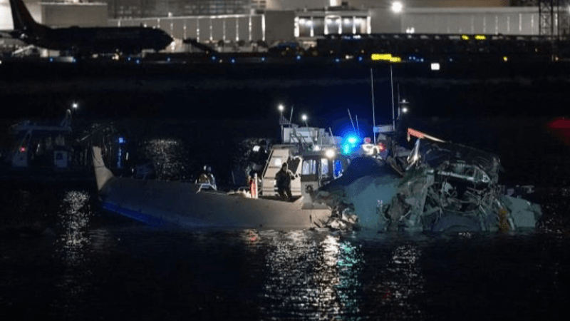 Collision en vol à Washington: 18 corps repêchés d'un fleuve...