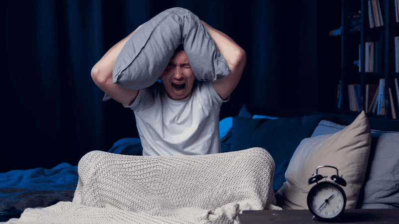 حين يخُونك النوم ويُصبح السهر عادة: هل تساءلت عن السبب؟