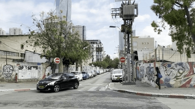 Chute d'un missile près de l'aéroport de Tel-Aviv