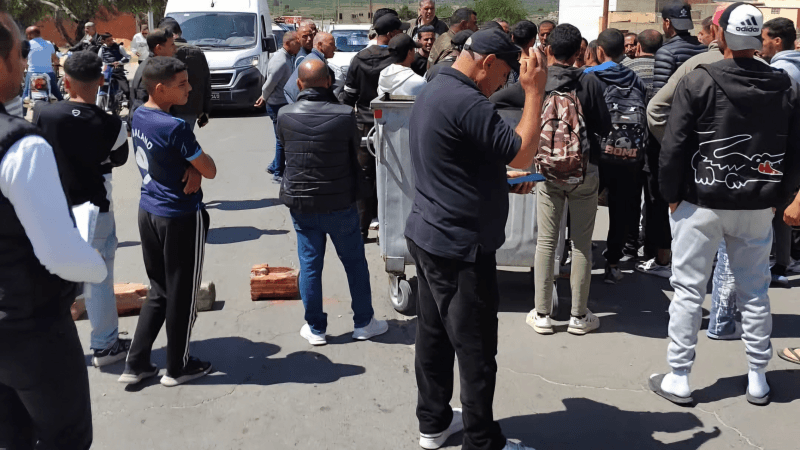 سكان منطقة خمودة يحتجُون: 'لا ماء ولا طرقات'