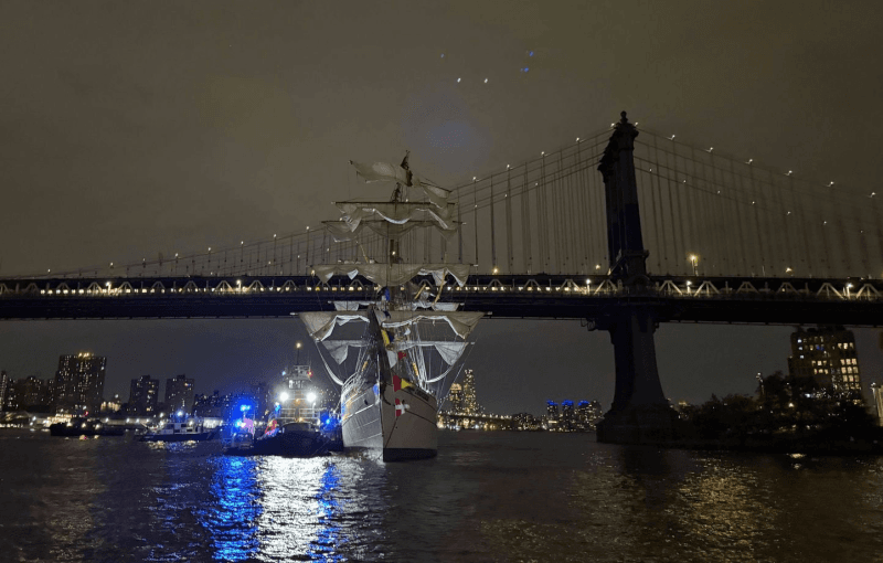 New York : Un navire heurte le pont de Brooklyn