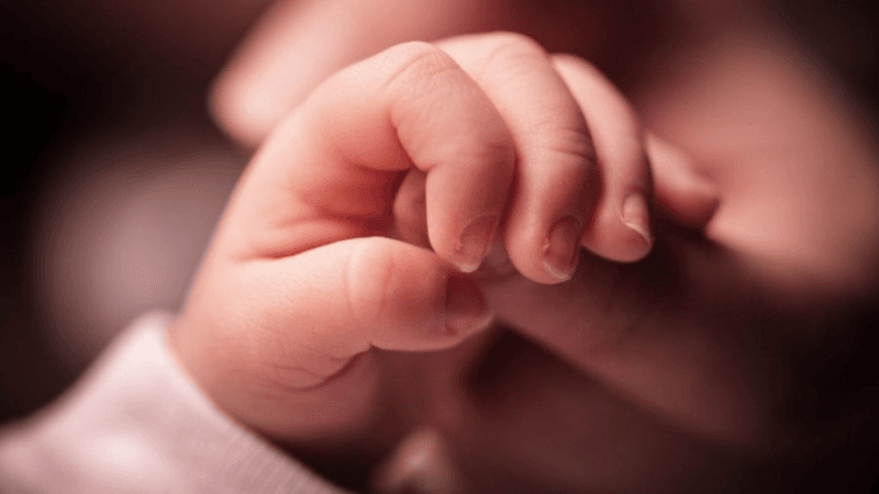 المروج: عائلة تعثر على رضيع أمام منزلها.. والنيابة تحقق