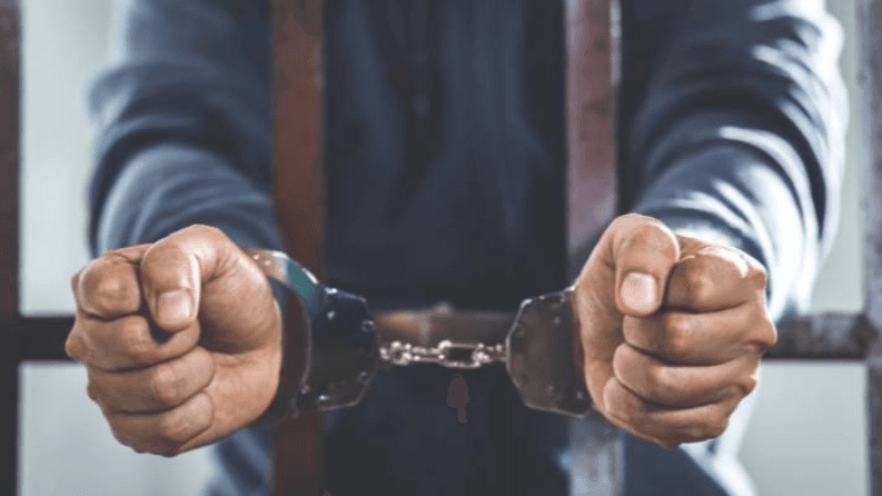 في حقه أحكام بـ80 عاما.. الاحتفاظ بتاجر مختص في توزيع المواد الحديدية