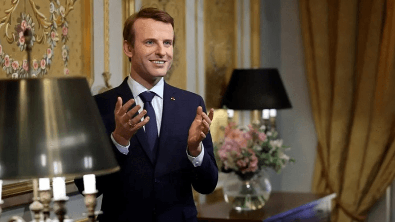 La statue de Macron du Musée Grévin à... l'ambassade russe à Paris