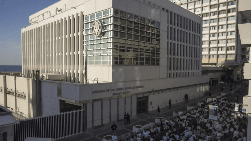صاروخ إيراني يصيب مبنى السفارة الأمريكية في تل أبيب