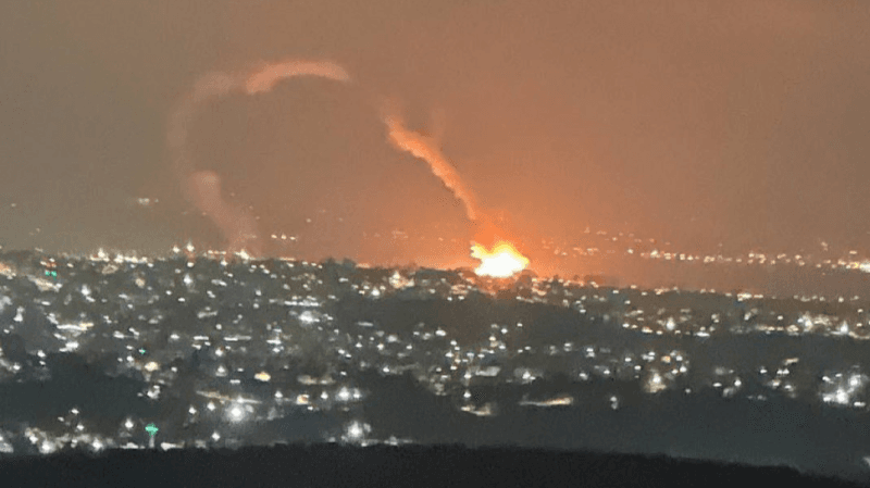 إصابة مباشرة لمبنى في وسط إسرائيل بصاروخ إيراني