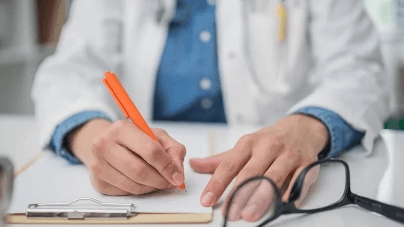 وزير التعليم العالي يُعلن عن قرار الترفيع في عدد طلبة كليات الطب