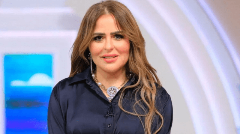 بعد الرسامة الدنماركية.. فنان فرنسي يتهم طليقة أحمد السقّا بالسرقة