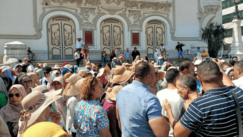 مرشدون وقيّمون متعاقدون يحتجون أمام المسرح البلدي