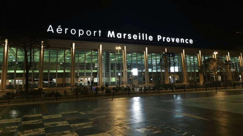 France: Le Sud en flammes... L'aéroport de Marseille fermé