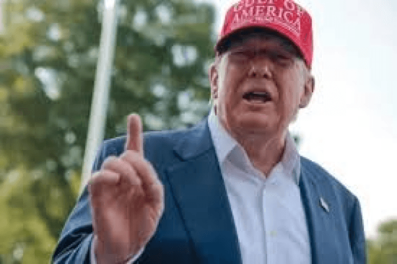 Trump menace d’une surtaxe de 200% sur les produits pharmaceutiques