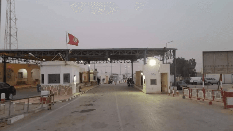 توقّف الحركة التجارية بمعبر ذهيبة وازن الحدودي من الجانب الليبي