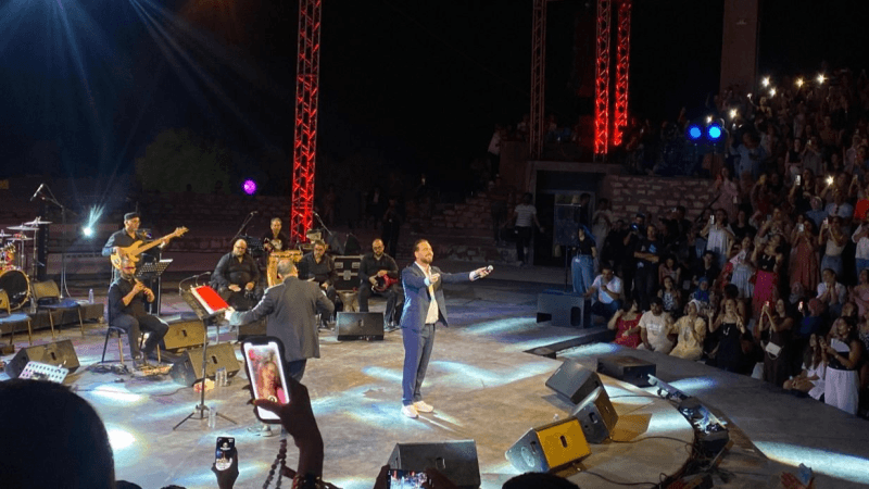 وائل جسار على ركح مهرجان الحمامات أمام شبابيك مغلقة