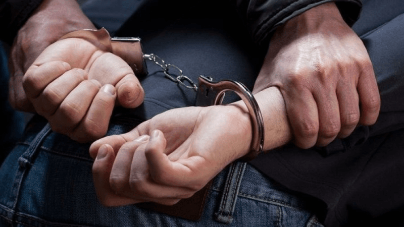الاحتفاظ بمجرم خطير يُشتبه في قطعه شرايين شاب في 'براكاج'